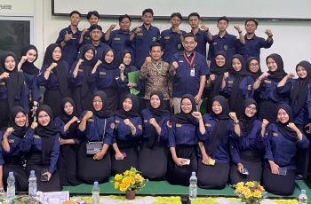 Razie Razak, dosen Telkom University, memberikan materi pengabdian masyarakat tentang strategi hubungan masyarakat dan edukasi eco-enzyme di Universitas Malahayati, Bandar Lampung.