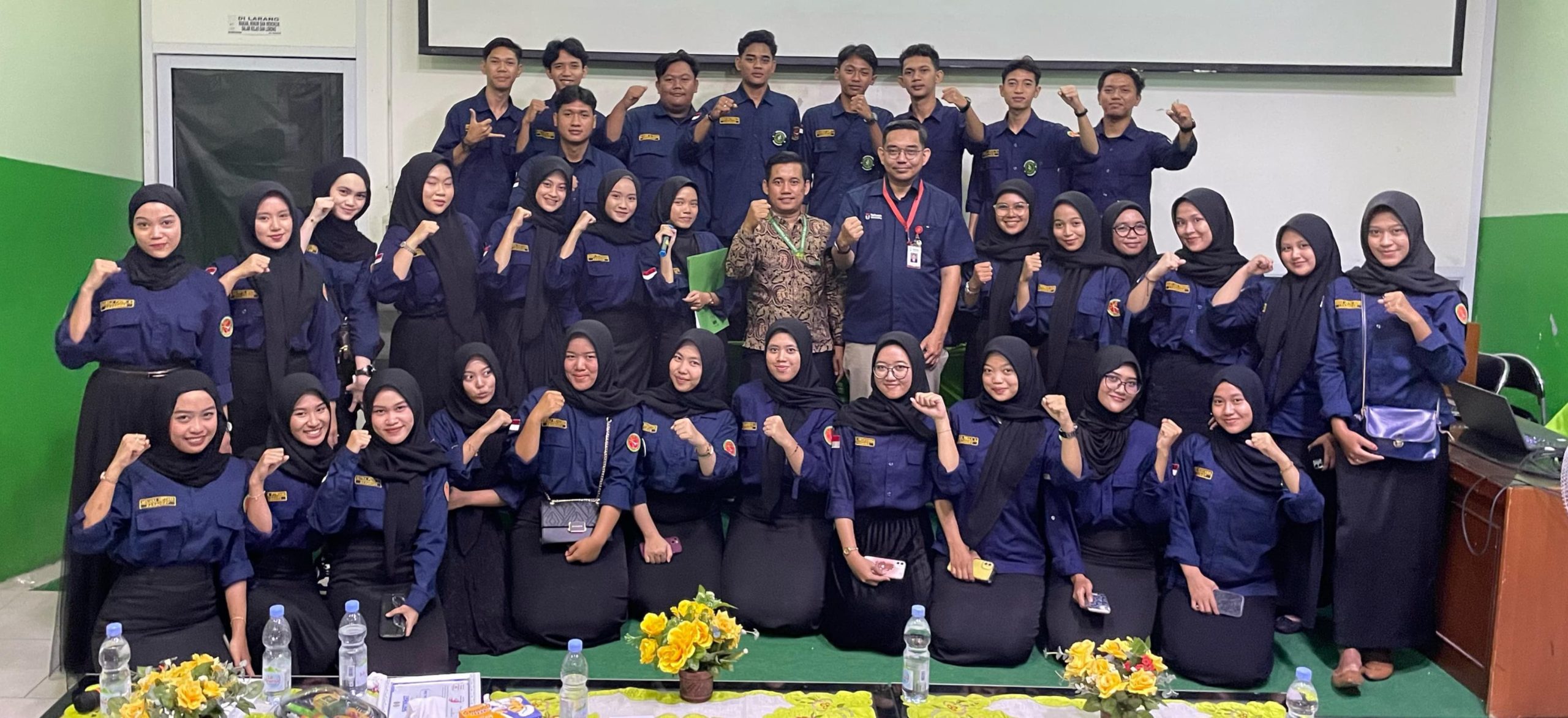Razie Razak, dosen Telkom University, memberikan materi pengabdian masyarakat tentang strategi hubungan masyarakat dan edukasi eco-enzyme di Universitas Malahayati, Bandar Lampung.