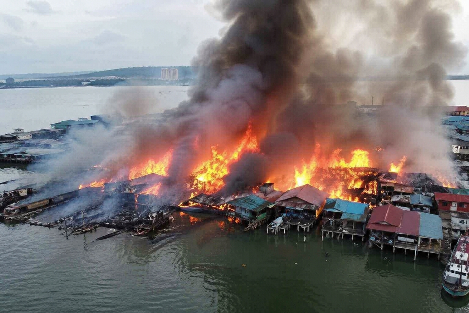 Kebakaran permukiman padat di Kampung Bahagia Sandakan Sabah yang menghanguskan rumah warga