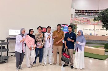 Mahasiswa sedang menulis blog untuk membangun personal branding digital