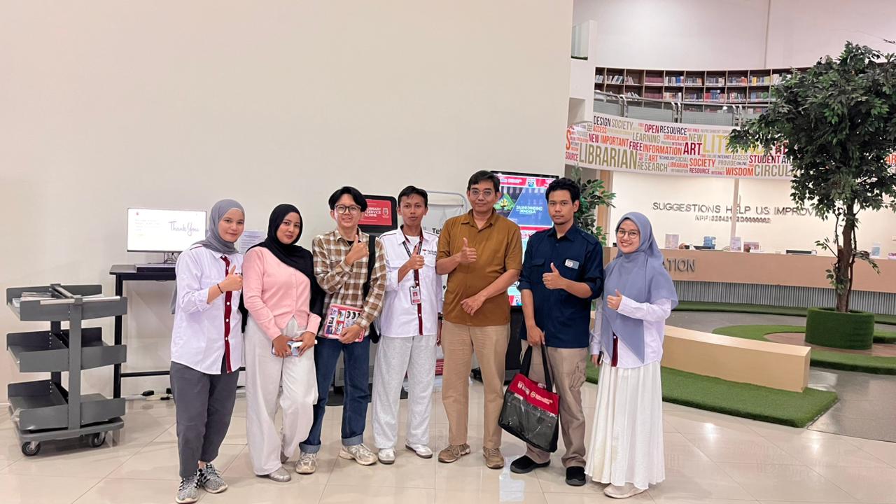 Mahasiswa sedang menulis blog untuk membangun personal branding digital