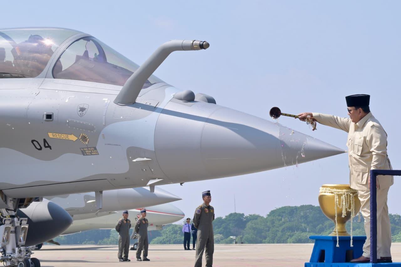 Presiden Prabowo menyerahkan jet tempur Rafale kepada TNI AU