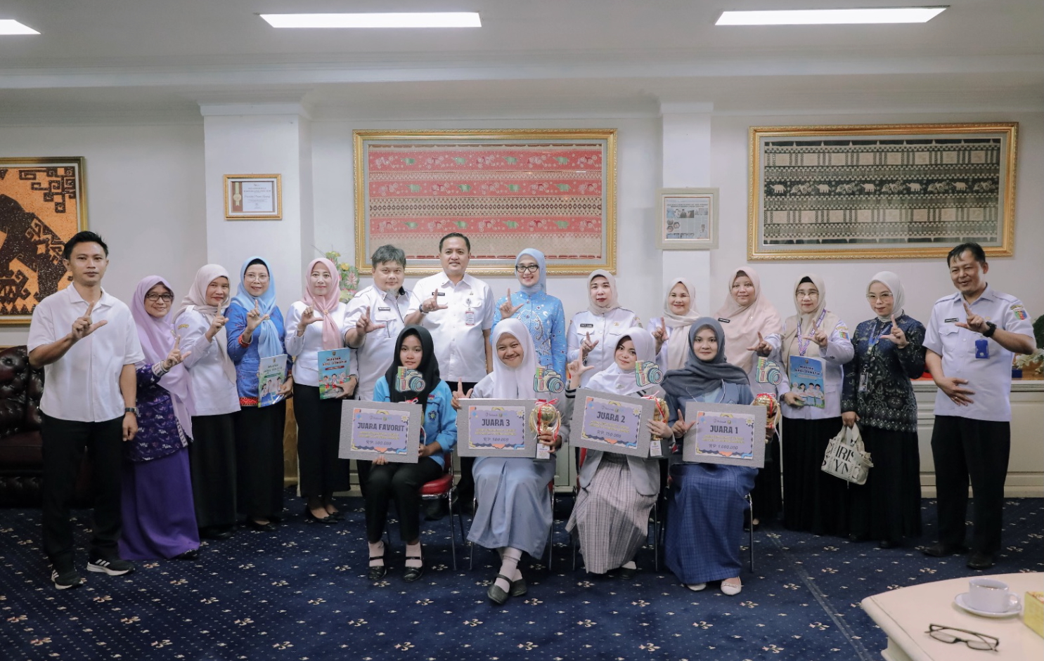 Wagub Lampung Jihan Nurlela meluncurkan buku Muatan Apel Tematik di Bandarlampung
