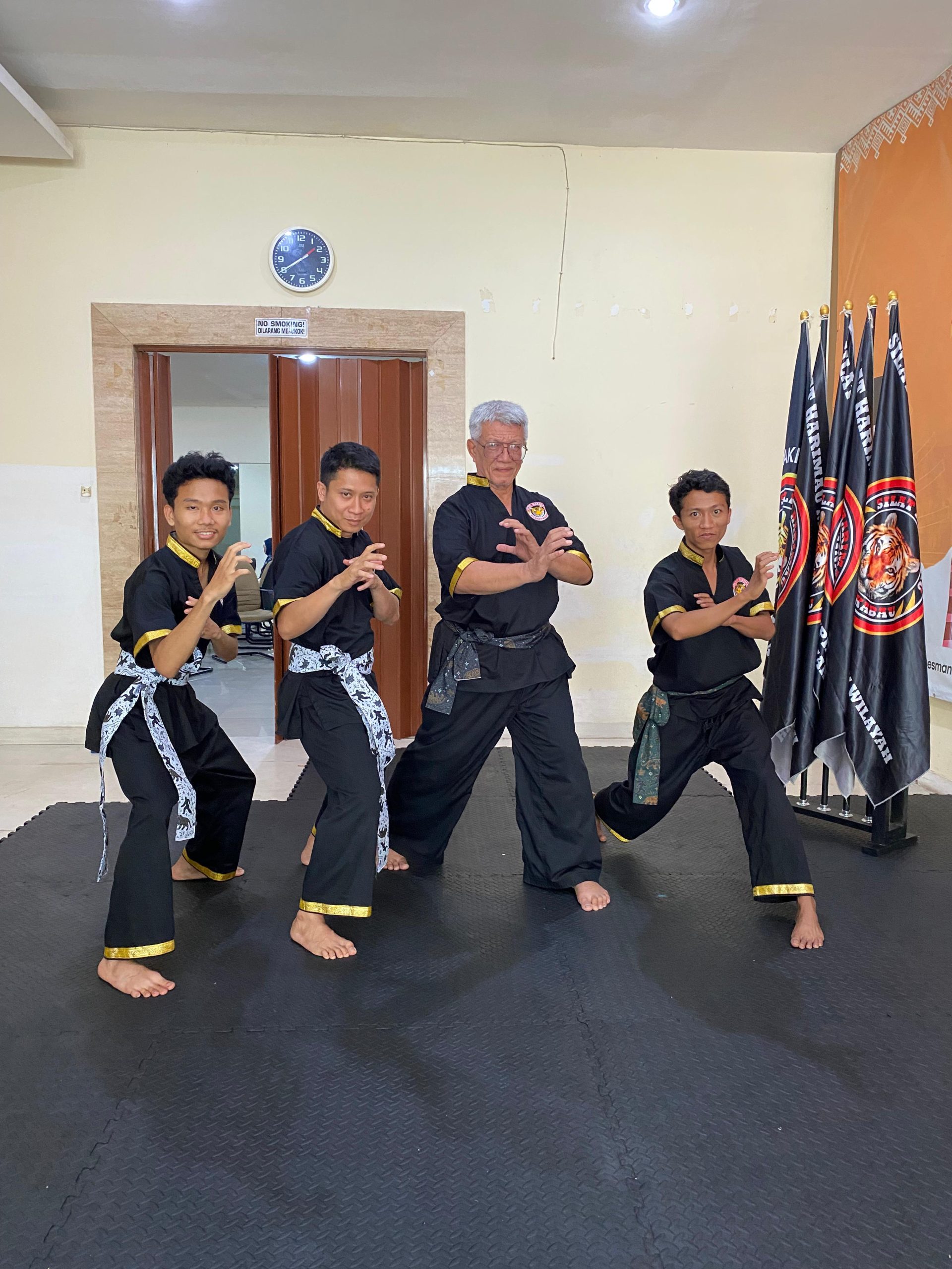 Filosofi Alam Takambang Jadi Guru dalam budaya Minangkabau yang menjadi dasar pendidikan karakter dan Silek Harimau.