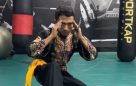 Pesilat Silek Harimau Minangkabau Indonesia memperagakan gerakan tradisional yang sarat filosofi keberanian dan kebijaksanaan.