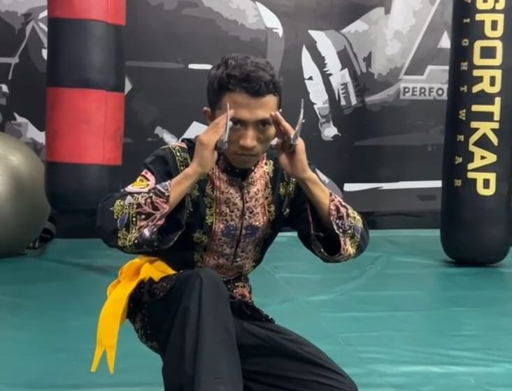 Pesilat Silek Harimau Minangkabau Indonesia memperagakan gerakan tradisional yang sarat filosofi keberanian dan kebijaksanaan.