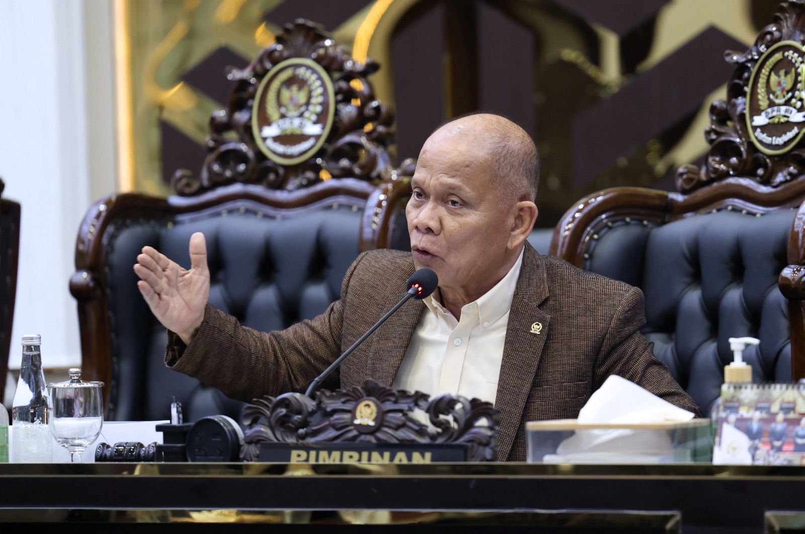 Wakil Ketua Baleg DPR RI Sturman Panjaitan memimpin rapat dengan Kementerian ATR/BPN membahas revisi UU Kehutanan di Gedung DPR RI, Jakarta.