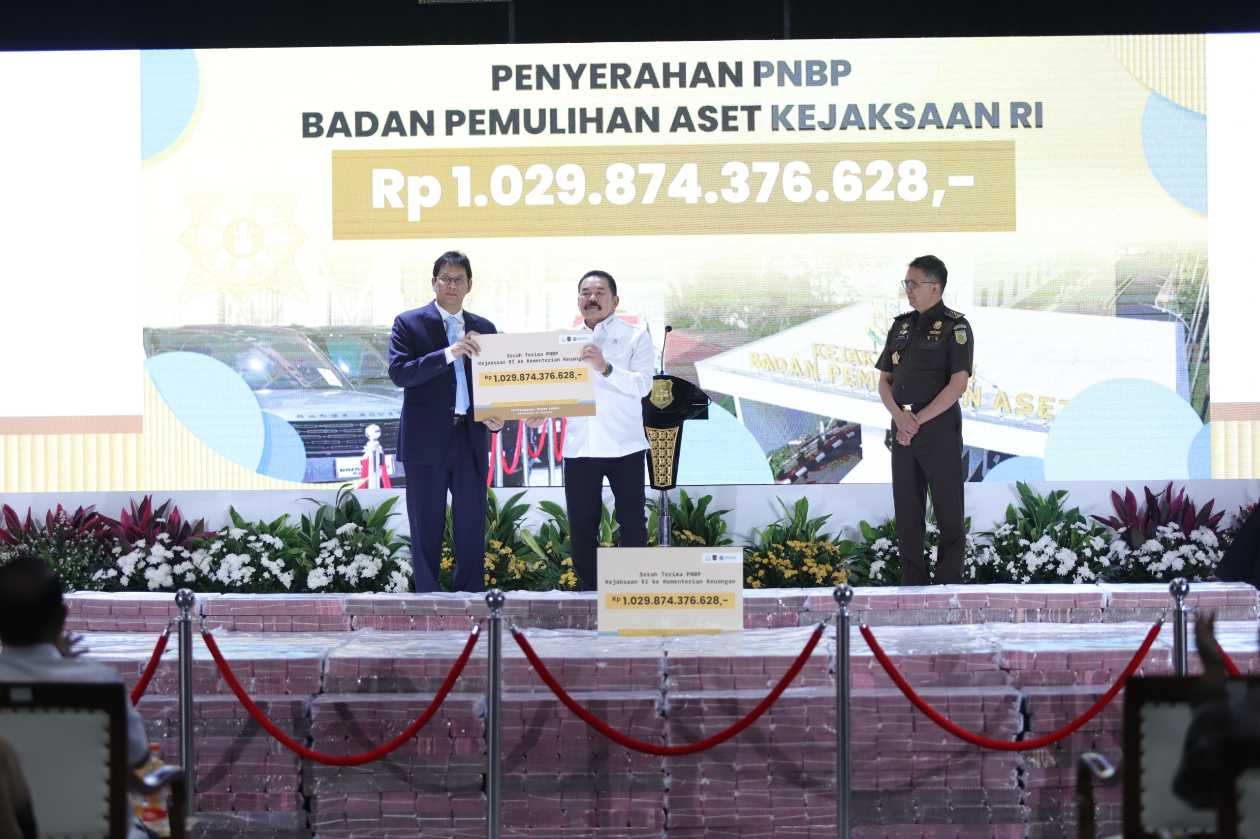 Jaksa Agung ST Burhanuddin menyerahkan hasil lelang BPA Fair 2026 dan aset Edi Tansil senilai Rp1,02 triliun kepada Menteri Keuangan Purbaya Yudhi Sadewa di Jakarta.