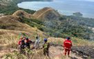 BPBD Kabupaten Manggarai Barat bersama tim gabungan memadamkan kebakaran hutan dan lahan di Bukit Silvia, Labuan Bajo.