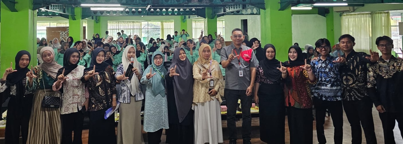 Dr Razie Razak menyampaikan materi komunikasi persuasif dalam praktik kesehatan masyarakat di Universitas Malahayati