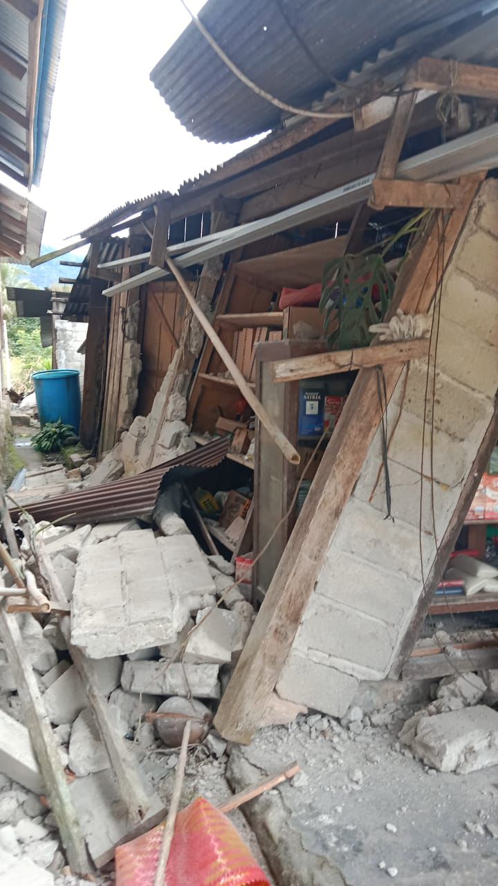 Petugas BPBD melakukan pendataan dampak dan kerusakan pascagempa magnitudo 6,7 di Sulawesi Tengah.