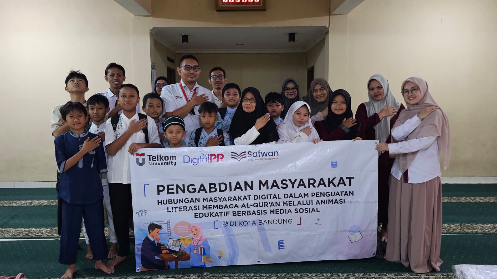 Kegiatan Pengabdian Masyarakat Telkom University di TPA Masjid Al Istiqomah Bandung menggunakan media animasi digital untuk pembelajaran Al Quran.