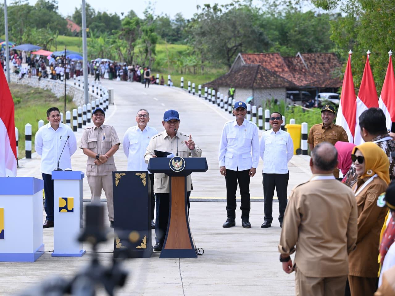 Presiden Prabowo Subianto meresmikan pembangunan jalan daerah sepanjang 1.151 kilometer di Kabupaten Sampang, Jawa Timur.