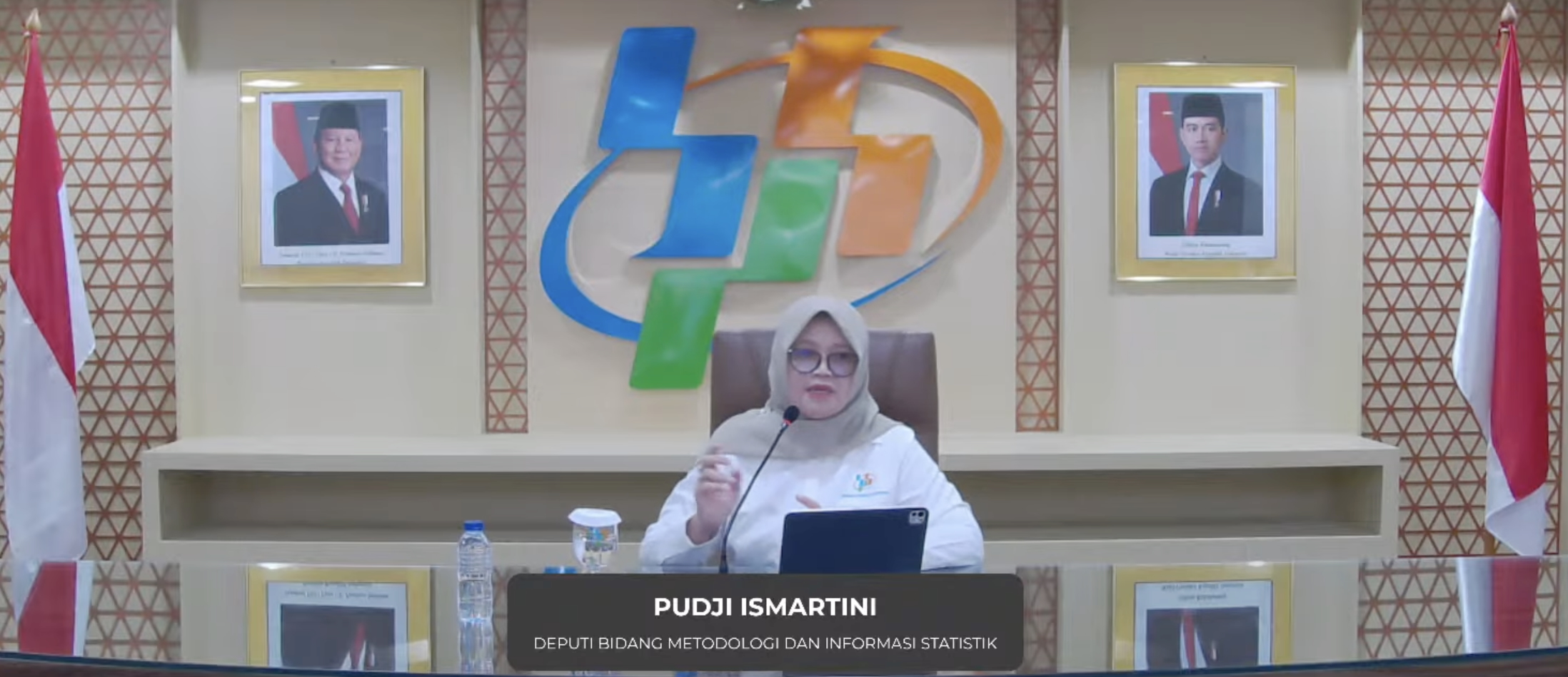 Aktivitas panen padi di lahan pertanian Indonesia pada 2026