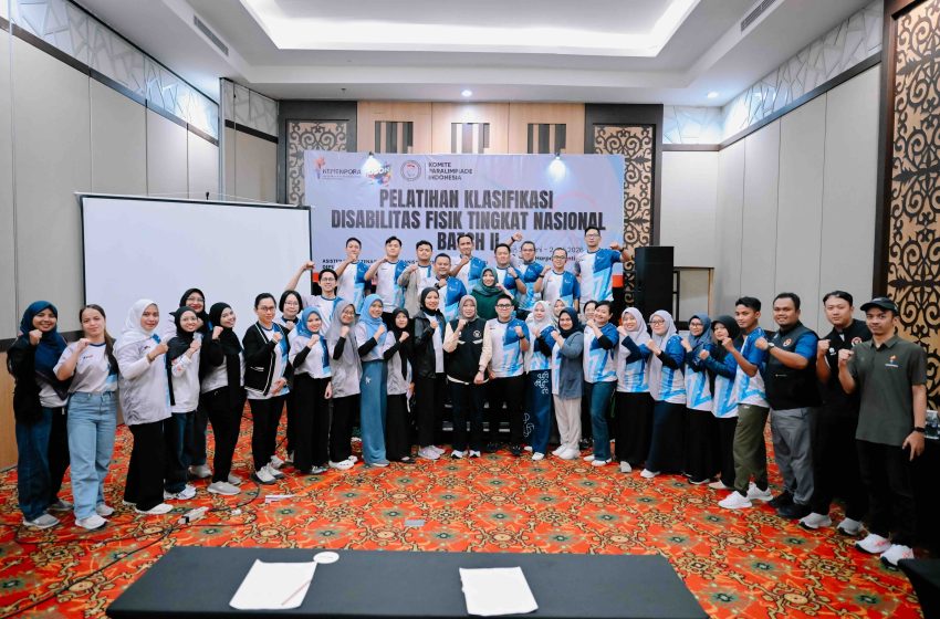 Peserta pelatihan klasifikasi olahraga disabilitas menerima sertifikat setelah dinyatakan lulus sebagai klasifier olahraga disabilitas fisik dalam program Kemenpora dan NPC Indonesia.