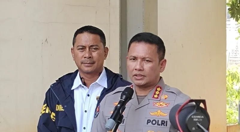 Petugas menunjukkan emas batangan sitaan seberat 74 kilogram yang diuji PT Pegadaian sebagai barang bukti dalam penyidikan dugaan korupsi Febrie Adriansyah.