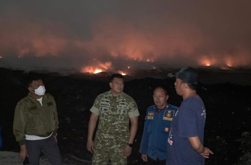 BNPB Kerahkan Helikopter Water Bombing Padamkan Kebakaran TPA Jatiwaringin Tangerang