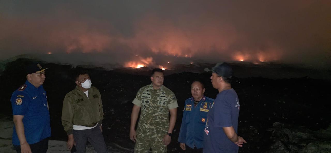 Helikopter water bombing BNPB melakukan pemadaman kebakaran di TPA Jatiwaringin, Kabupaten Tangerang.