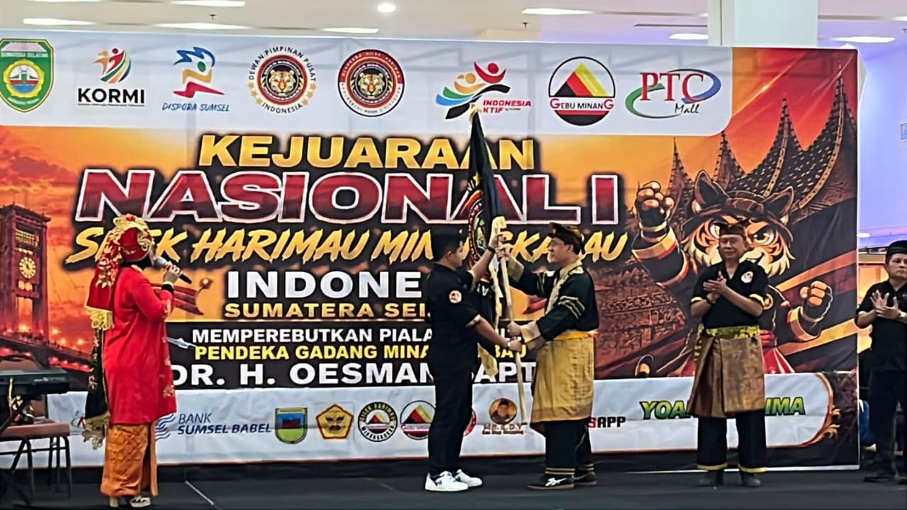 Pembukaan Kejurnas Silat Harimau Minangkabau I di Atrium PTC Mall Palembang yang diikuti sekitar 100 pesilat dari 16 provinsi.