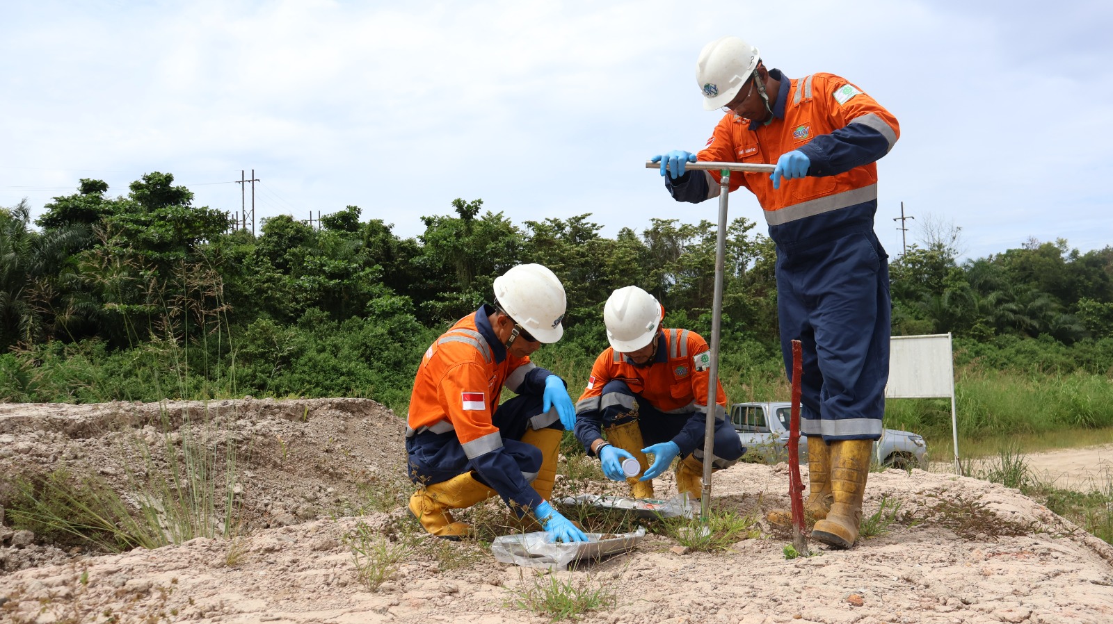Komisi III DPRD Riau bersama Pertamina Hulu Rokan meninjau progres remediasi Tanah Terkontaminasi Minyak (TTM) di Wilayah Kerja Rokan.