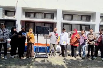 Tim dosen dan mahasiswa Telkom University menyerahkan teknologi biopori dan komposter elektronik kepada Kelurahan Margasari untuk mendukung pengelolaan lingkungan berkelanjutan.