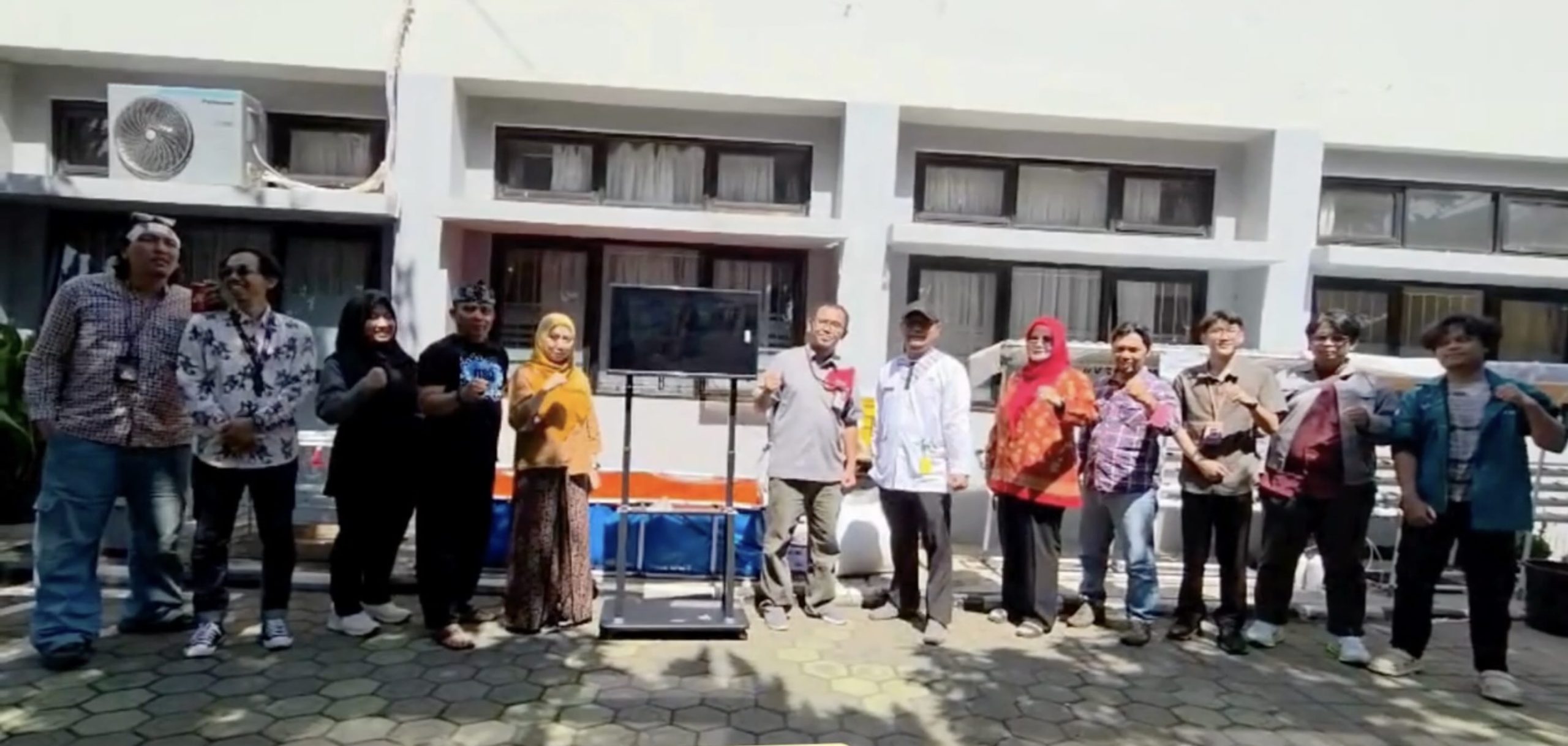 Tim dosen dan mahasiswa Telkom University menyerahkan teknologi biopori dan komposter elektronik kepada Kelurahan Margasari untuk mendukung pengelolaan lingkungan berkelanjutan.