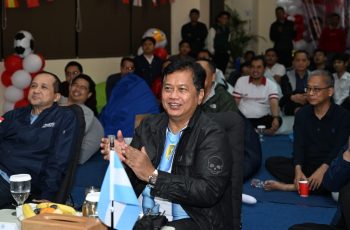 Menteri Transmigrasi M. Iftitah Sulaiman Suryanagara dan Wakil Menteri Viva Yoga Mauladi mengikuti nobar semifinal Piala Dunia 2026 bersama jajaran Kementerian Transmigrasi dan transmigran.